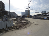 906593 Gezicht over het noordelijk deel van het Stationsplein te Utrecht, waar het stadsbusstation gesloopt is.